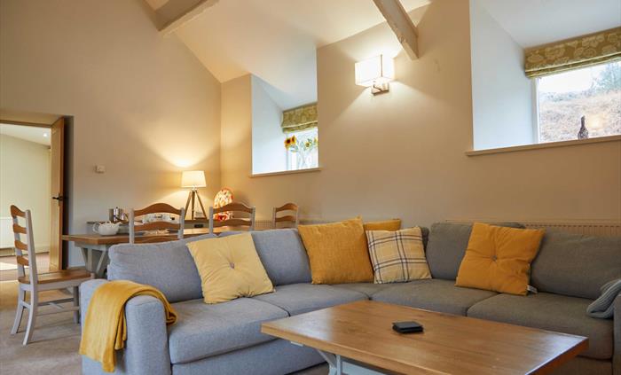 Spacious lakeside cottage at Brynteg